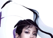 周也黑色长裙优雅亮相