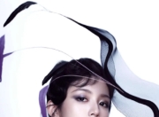 周也黑色长裙优雅亮相